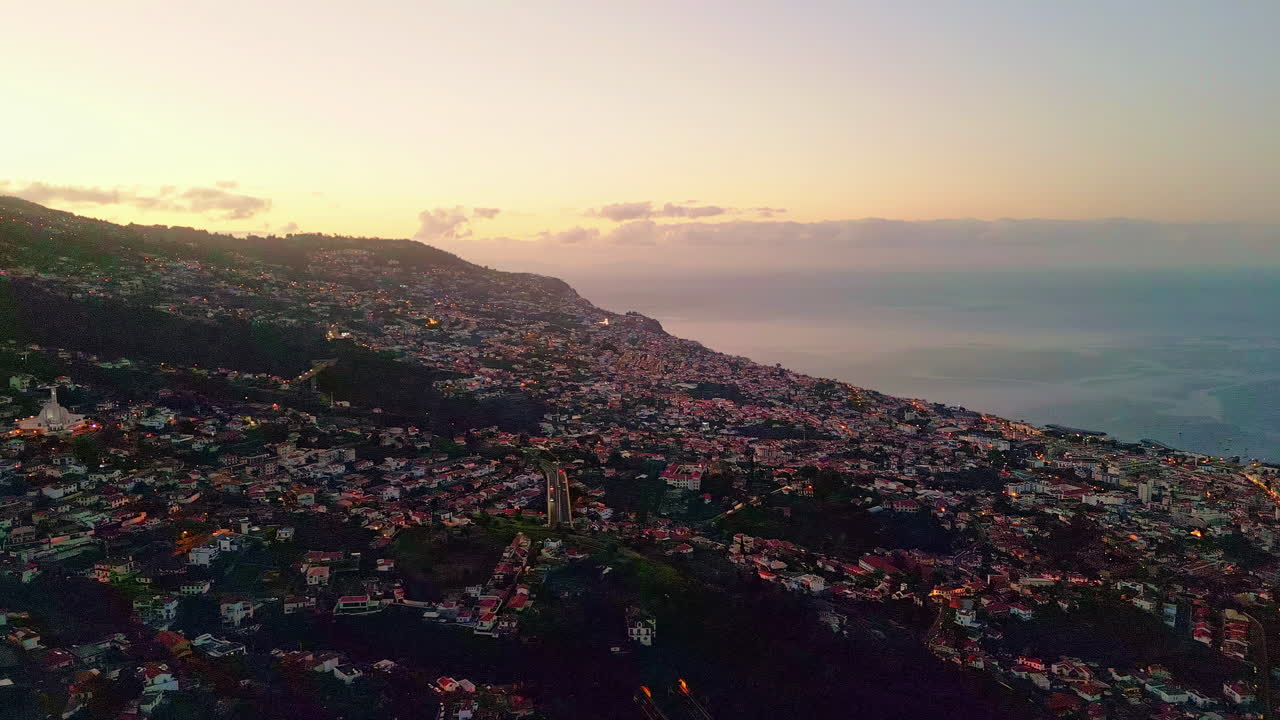 Insediamento aereo al crepuscolo. Pittoresco cielo al tramonto sopra un'accogliente città