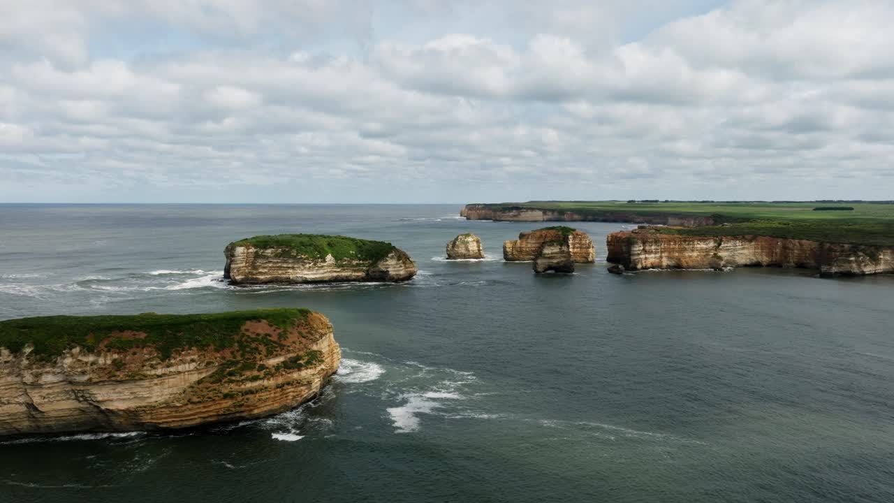 vuelos de drones sobre la costa alrededor de la gran carretera del océano en victoria, australia