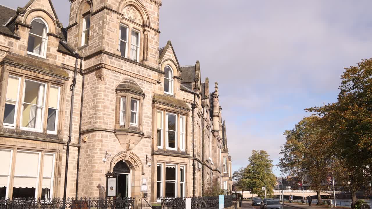 스코틀랜드 하이랜드 의 인버네스 에 있는 도시 주택 의 돌로 된 정면