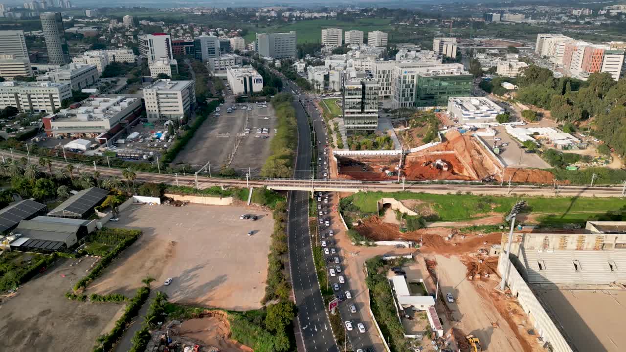 video de drones de 4k de la zona industrial del norte de rehovot en un día de invierno nublado
