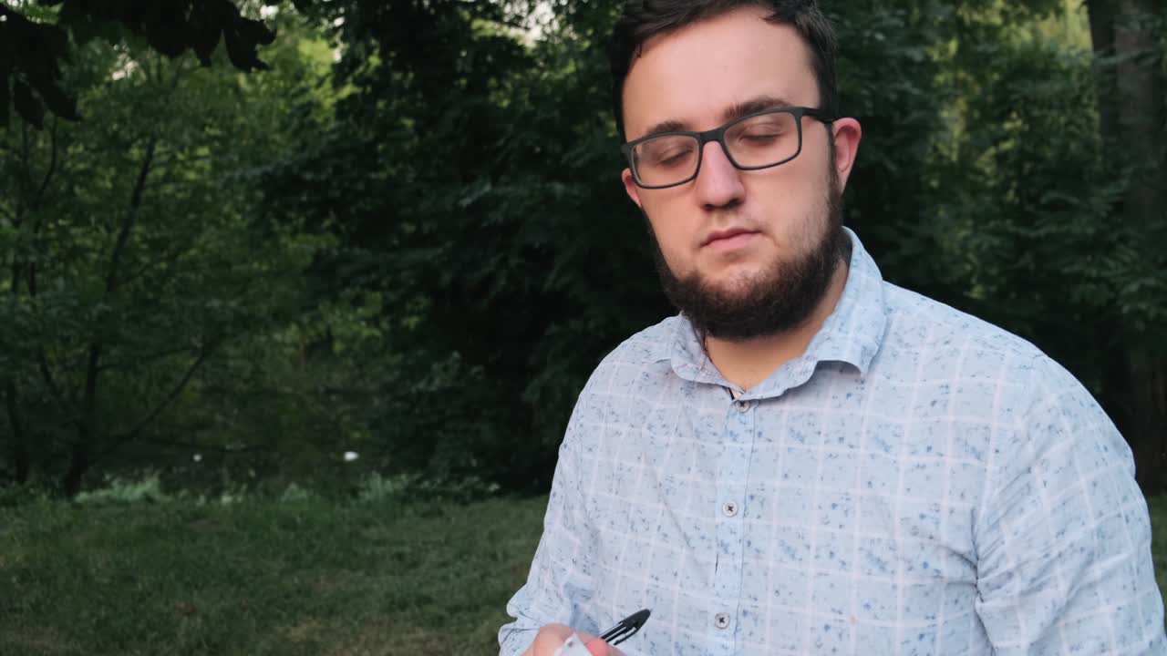 hombre pensativo escribe en un cuaderno