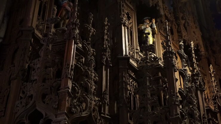 Pala d'altare in legno intagliato con motivi ornamentali e raffigurazione di un soldato della guerra rivoluzionaria americana.
