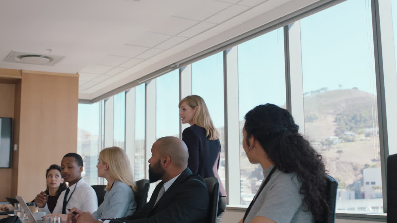 donna d'affari che presenta dati finanziari in televisione progetto di condivisione dello schermo con gli azionisti team leader briefing colleghi che discutono idee di crescita dell'azienda in ufficio presentazione in sala riunioni