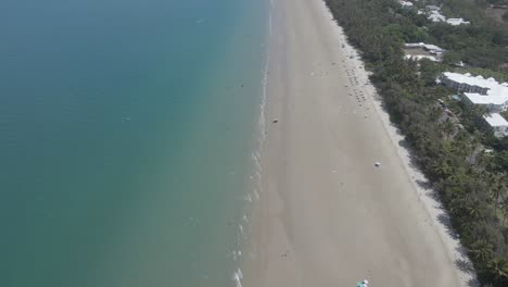 Agua-Azul-Turquesa-En-El-Océano-Y-Playa-De-Cuatro-Millas-En-Port-Douglas-Qld,-Australia