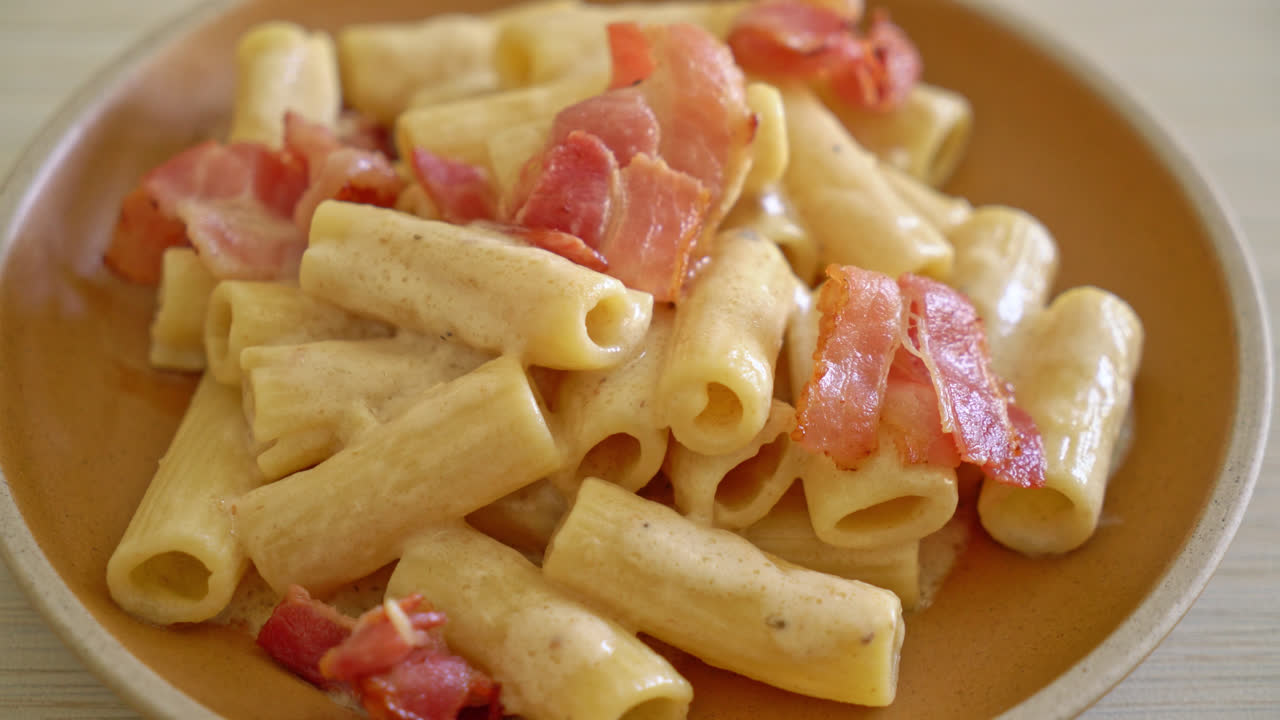 pasta rigatoni de espagueti casera con salsa blanca y tocino - estilo de comida italiana-3