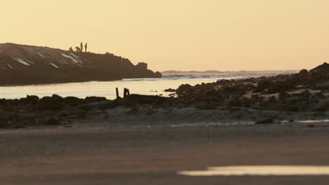 Vista-Panorámica-De-Las-Olas-Del-Mar-En-La-Playa-De-Vieira,-Portugal-Al-Atardecer---Toma-Amplia