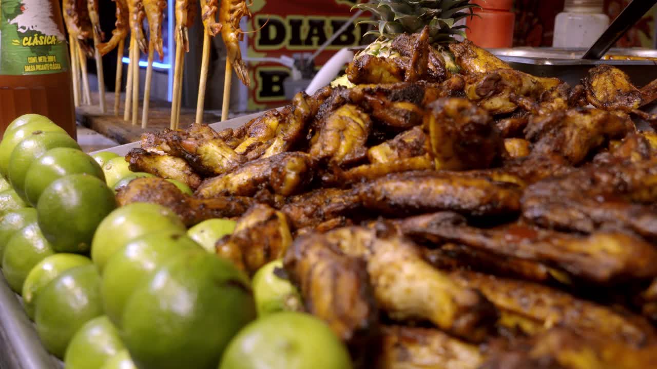 Pollo alla griglia e lime presso un vivace stand gastronomico del festival di Cholula Puebla.