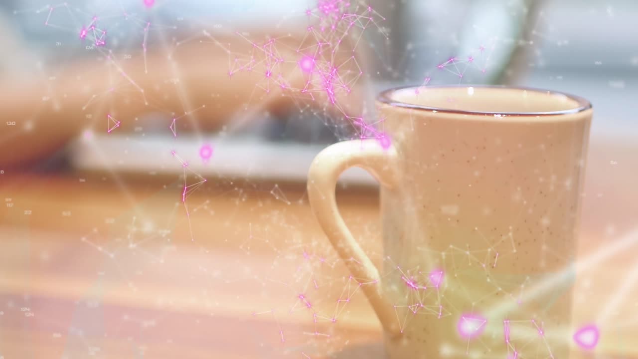 qr 코드와 모양의 애니메이션을 노트북을 사용하여 손으로 작업합니다.