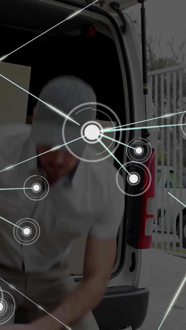 Video verticale: Corriere che solleva scatole dal furgone dopo l'apertura posteriore, con tracciamento in sovrimpressione per la logistica