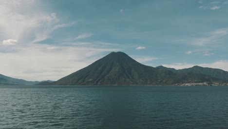 vuelo aéreo de drones hacia el volcán san pedro en el lago atitilan, guatemala