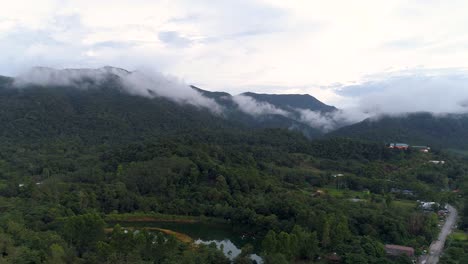 tiro de drone de una montaña en el sur de tailandia