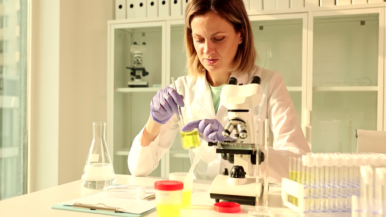 científico que trabaja en un laboratorio