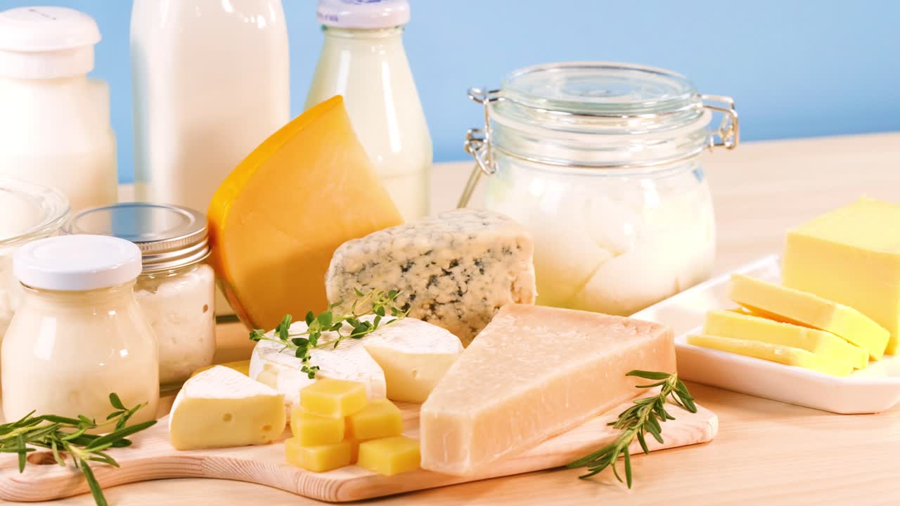 productos lácteos variados sobre un fondo azul
