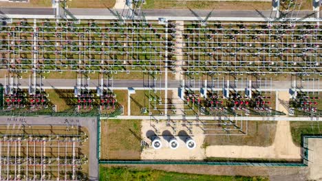 vista de arriba hacia abajo de la subestación de energía eléctrica - toma de drone