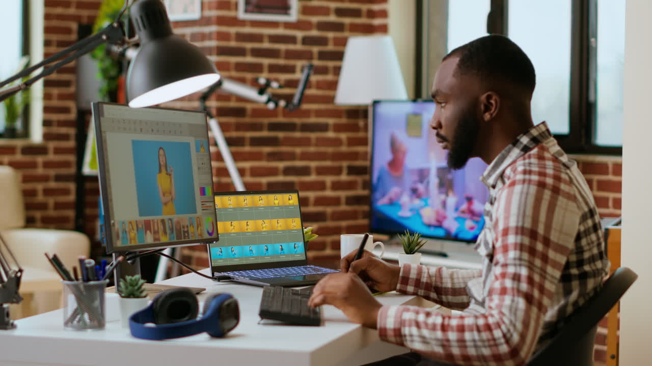 editor gráfico creativo independiente trabaja remotamente editando imágenes digitales