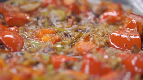 cocinar pimientos rojos en una sartén