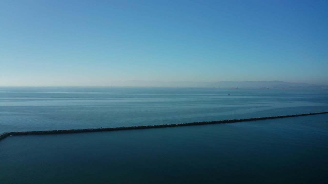 브레이커 벽과 거리 관점의 무한대가 있는 방망이의 아름다운 날