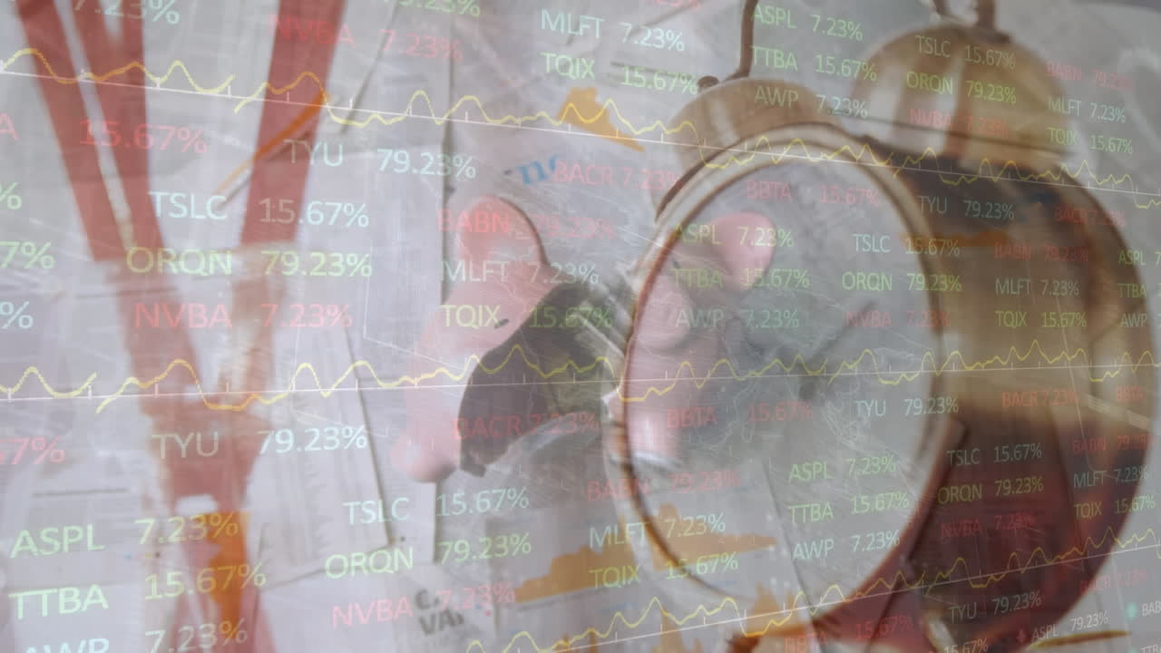 증권 시장 데이터의 애니메이션은 서류와 알람 시계에 떨어지는 돼지집을 이동