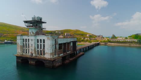 instalación militar abandonada en un muelle costero