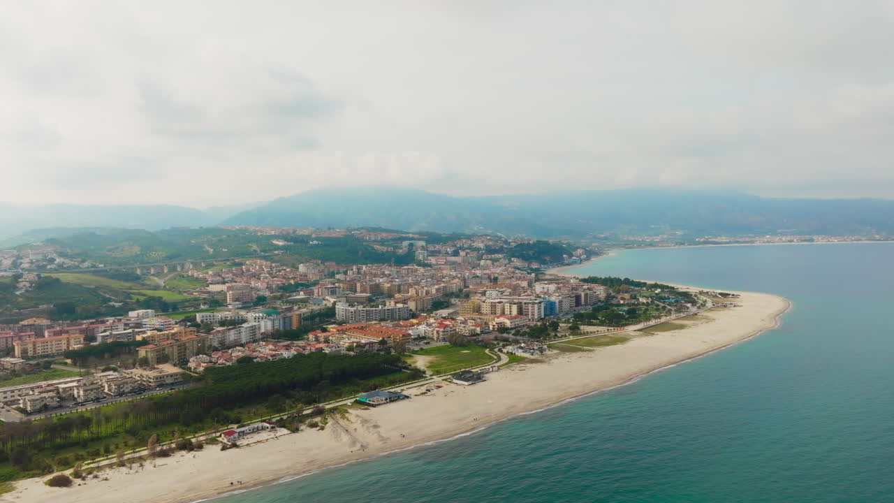 Il Mar Mediterraneo e la città costiera di Soverato, una popolare località turistica