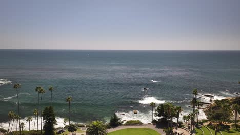 laguna beach california vista aérea de drones volando lejos del océano pacífico y el parque heisler