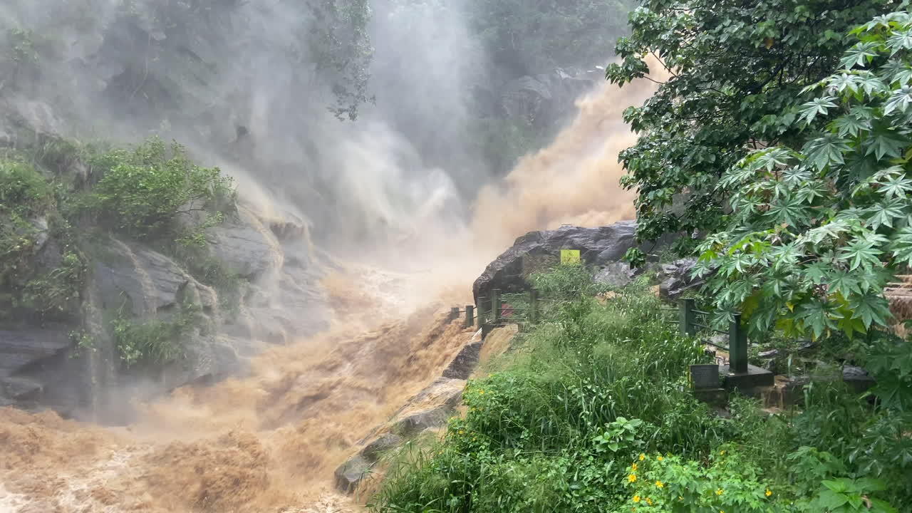 fotografía de mano de ravana cae en alta descarga después de fuertes lluvias inundaciones agua fangosa en ella sri lanka