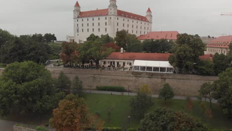 Imágenes-Aéreas-De-4k-100-Mbps-Del-Castillo-De-Bratislava,-Europa