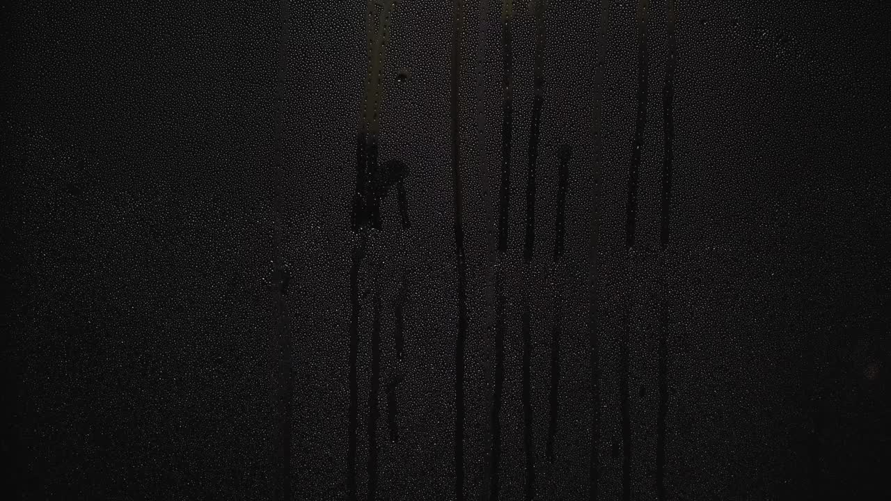 gotas de agua en una ventana oscura