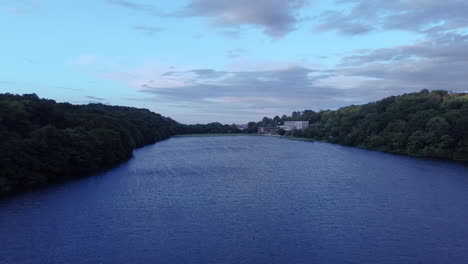 Drohnenansicht-Eines-Sees-Mit-Wilder-Natur-Auf-Beiden-Seiten-In-Bornholm,-Dänemark