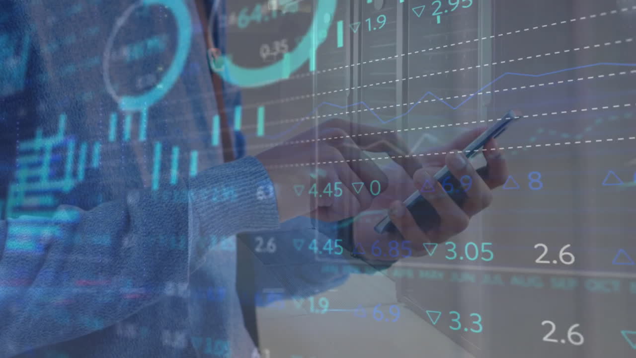 animación de procesamiento de datos y diagramas sobre hombre biracial usando teléfono inteligente