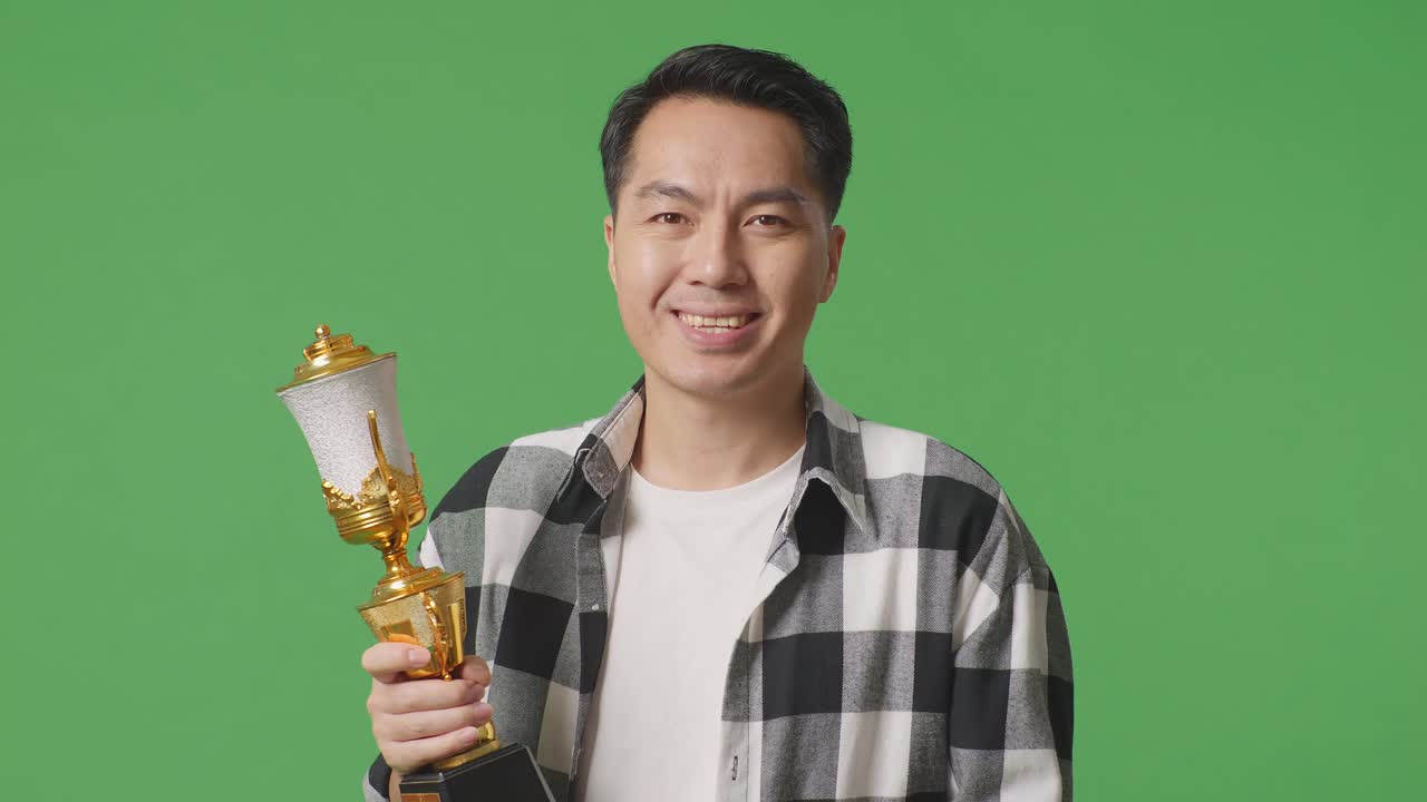 트로피를 들고 있는 남자