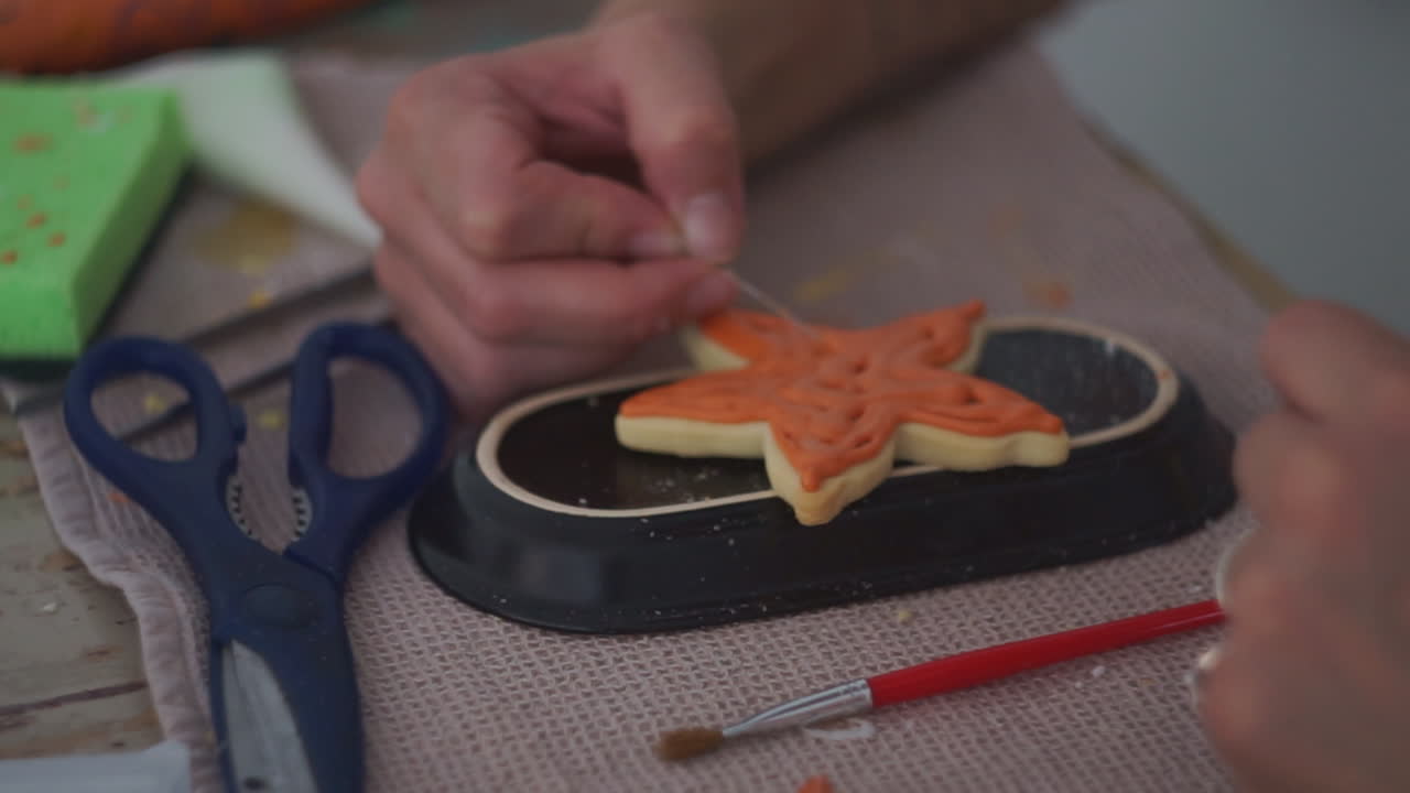 imágenes de una mujer caucásica haciendo galletas de estrellas de mar
