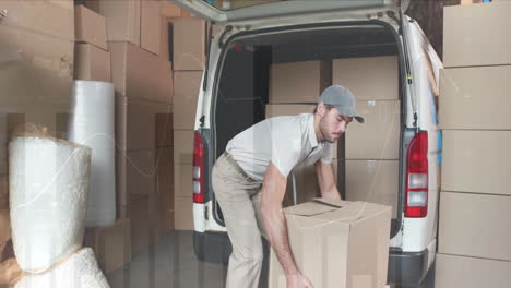 animación del procesamiento de datos sobre el hombre empacando cajas en el coche