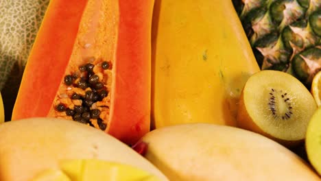 exhibición vibrante de varias frutas frescas