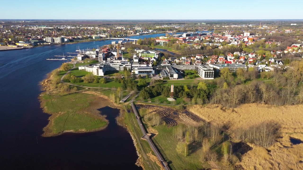 Clinica maschile di Pärnu e hotel Tervis Spa, vista aerea con movimento dolly out