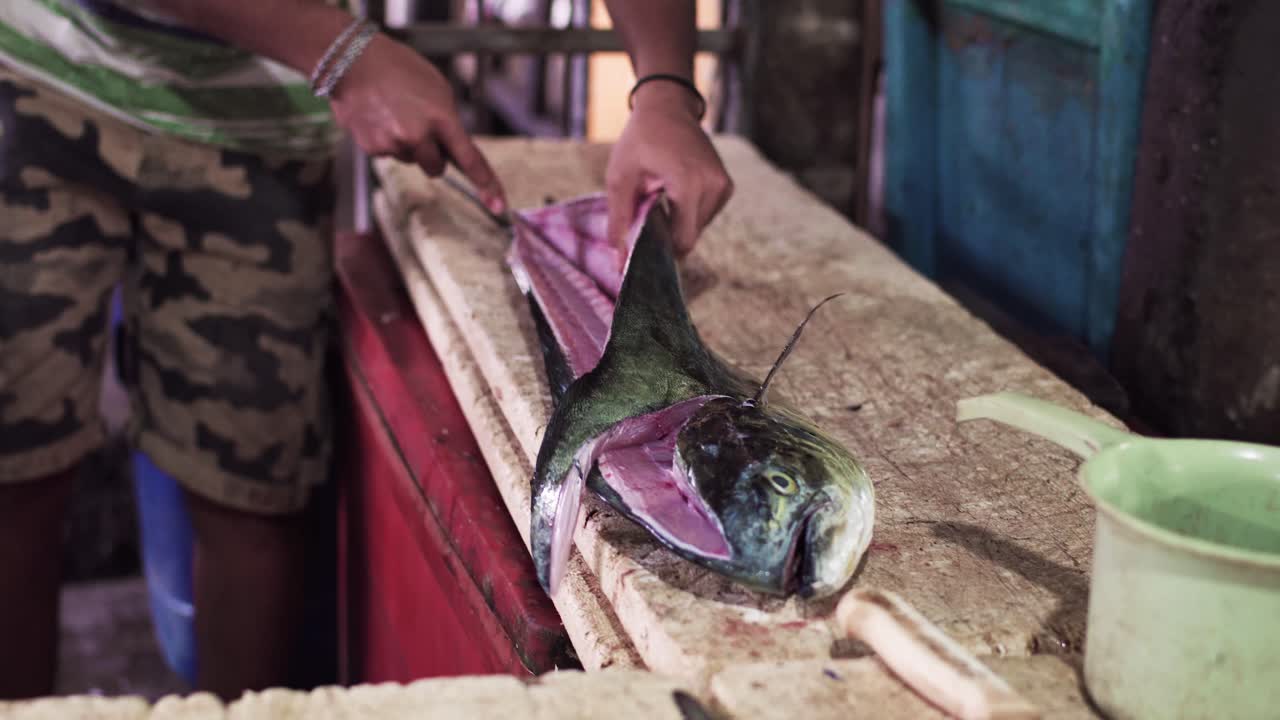 Taglio del pesce al mercato del pesce di Bali.