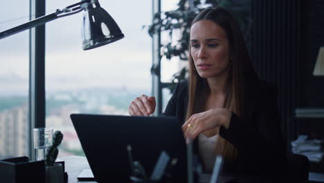 Attractive-businesswoman-talking-with-business-partner-on-video-chat-in-office