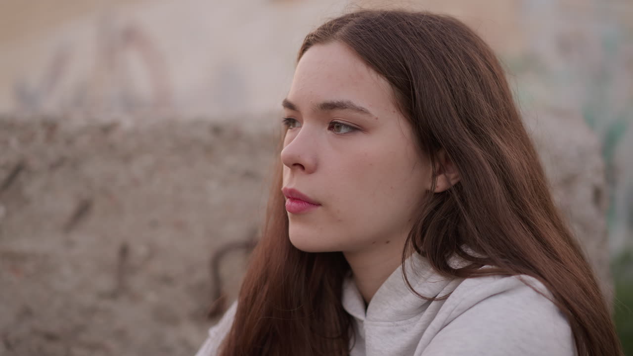 женщина борется с жизненными трудностями среди бетонных камней. депрессивная молодая женщина борется с негативными эмоциями. решение проблем психического здоровья