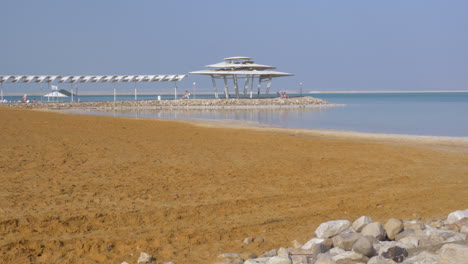 resort en la orilla del mar muerto en israel