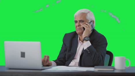 Alto-Directivo-Indio-Hablando-Por-Teléfono-Móvil-Con-Pantalla-Verde