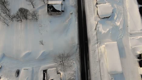 imágenes de drones en 4k que muestran carreteras nevadas, campos, árboles y pueblos en la ciudad rural de niseko, japón, durante la puesta de sol y la hora dorada.