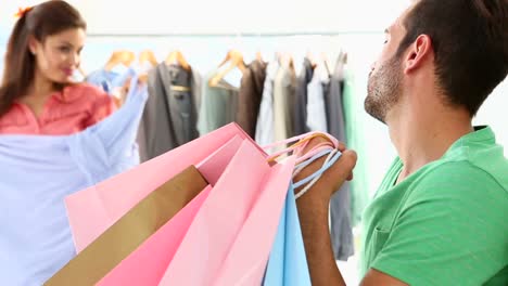 novio aburrido de compras con su novia
