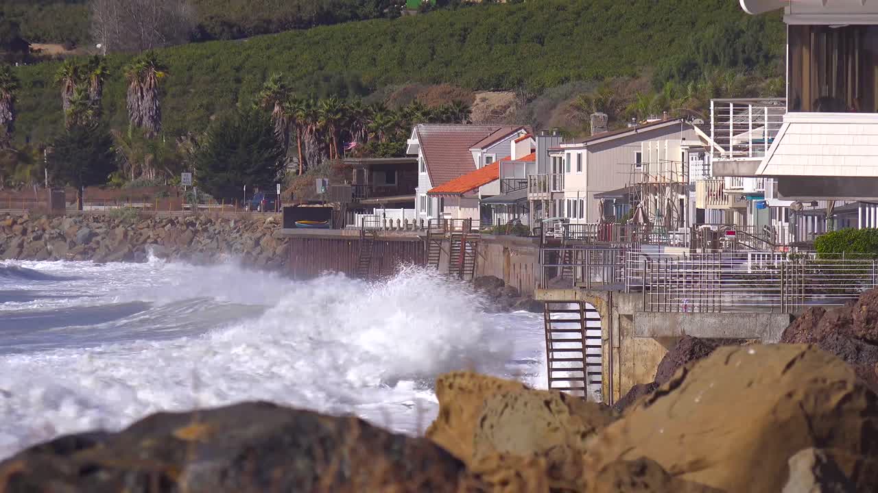매우 큰 폭풍우가 치는 동안 거대한 파도와 파도가 남부 캘리포니아 비치 하우스에 충돌했습니다.