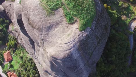 Hermosa-Antena-Mientras-Los-Escaladores-Ascienden-Por-Un-Escarpado-Acantilado-Rocoso-En-Meteora,-Grecia-5