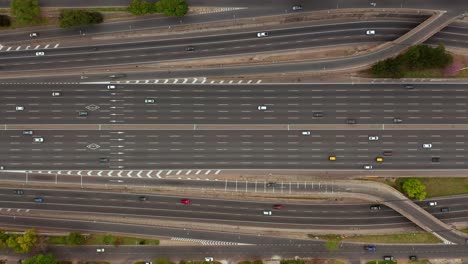 Drohnenvideo-In-4K-Von-Der-Riesigen-Panamericana-Autobahn-In-Der-Stadt-Buenos-Aires