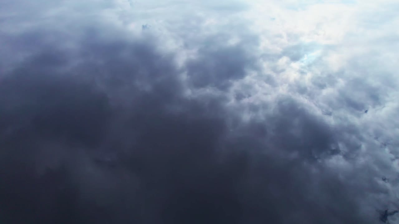 fondo nublado de ensueño, agua cristalina reflectante, sartén, día