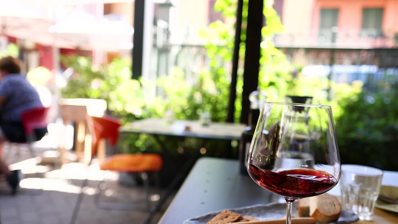 야외 식당 에서 와인 과 간식 을 즐기고 있다