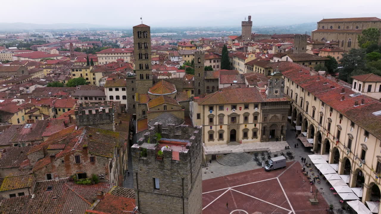 piazza grande con iglesia medieval y edificios en toscana, italia - toma aérea de drones