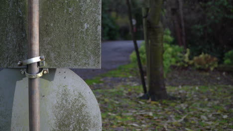 Schild-Leere-Straße,-Herberge,-Unterkunft-Für-Asylbewerber