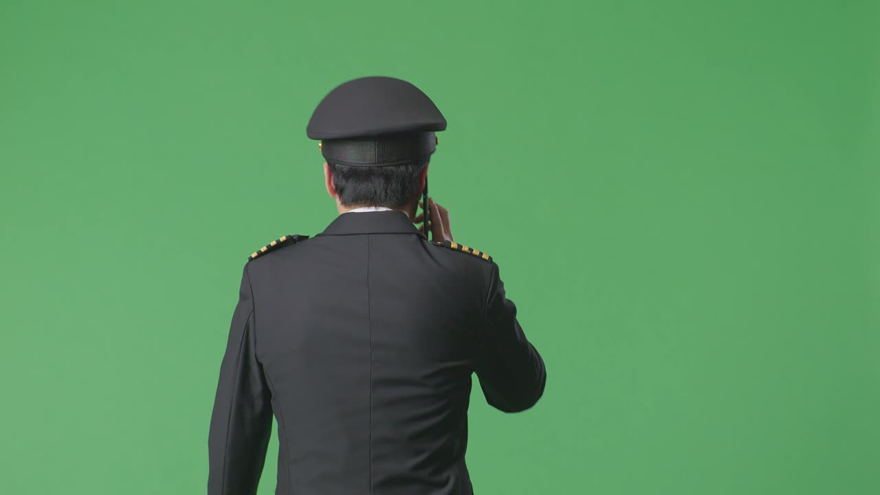 조종사가 전화로 이야기하고 있습니다. 녹색 화면입니다.